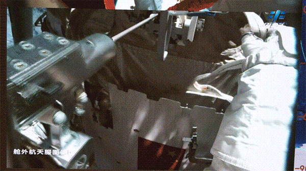 出舱2.gif